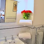 Fully Renovated Very Quiet Charming 2Bed/2Bath Flat In The Marais Sleeps Up To 4