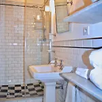 Fully Renovated Very Quiet Charming 2Bed/2Bath Flat In The Marais Sleeps Up To 4
