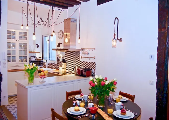 Fully Renovated Very Quiet Charming 2Bed/2Bath Flat In The Marais Sleeps Up To 4