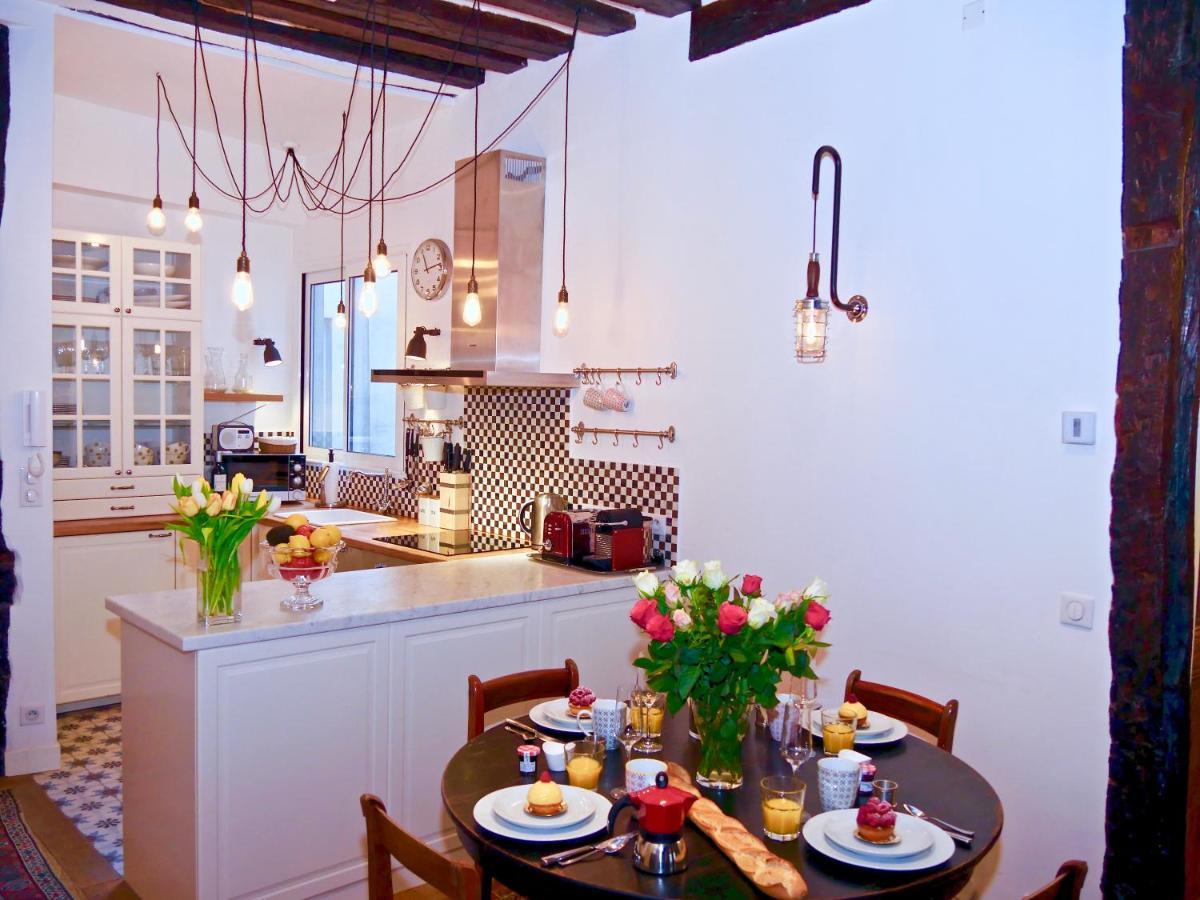 Fully Renovated Very Quiet Charming 2bed/2bath Flat In The Marais Sleeps Up To 4 *