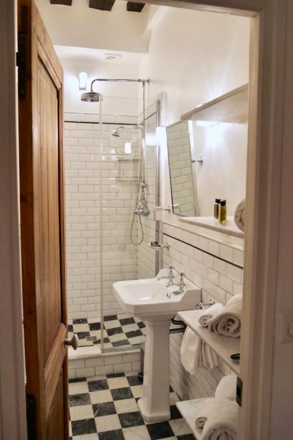 Fully Renovated Very Quiet Charming 2bed/2bath Flat In The Marais Sleeps Up To 4 Appartement