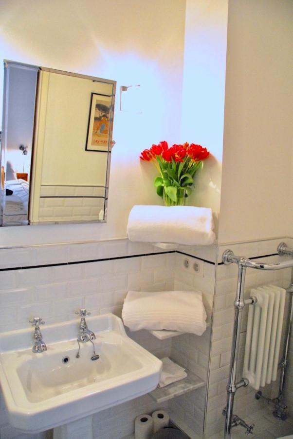 Fully Renovated Very Quiet Charming 2bed/2bath Flat In The Marais Sleeps Up To 4 Appartement Parijs
