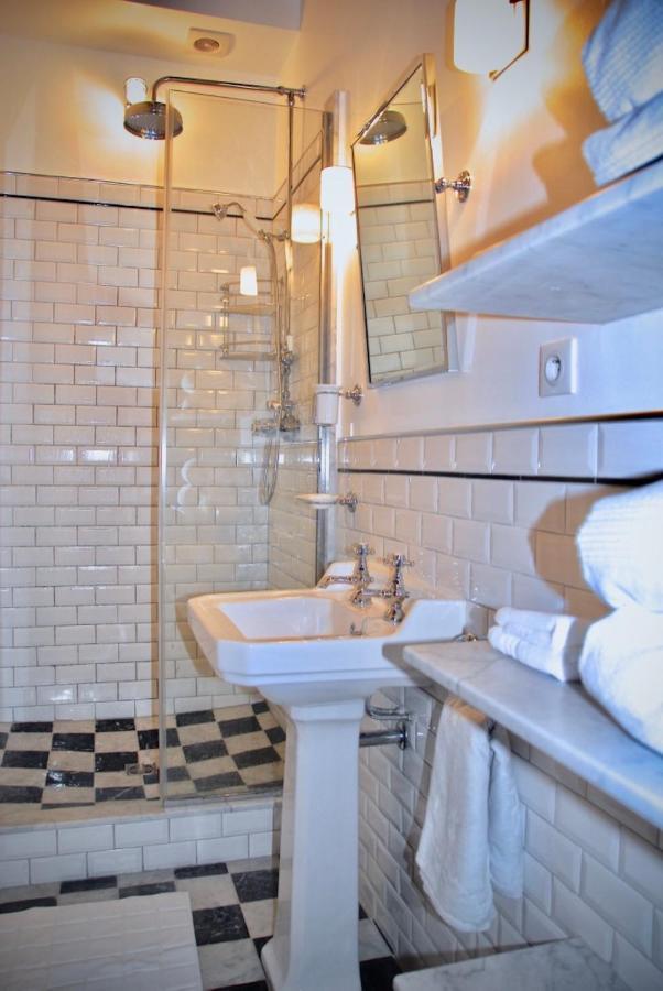 Fully Renovated Very Quiet Charming 2bed/2bath Flat In The Marais Sleeps Up To 4 * Parijs